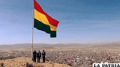 Bandera nacional flameará en el cerro Pie de Gallo /Juan Luis Soliz - Facebook