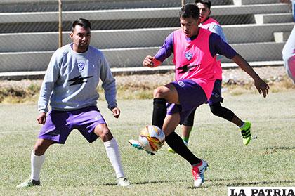 Gomes trata de dominar e balón ante la marca de Ovando