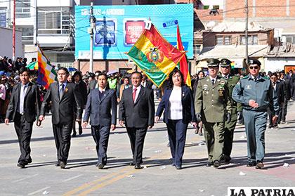 Autoridades encabezaron el desfile y rindieron su homenaje a Bolivia
