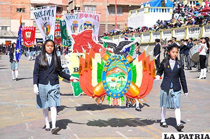 El escudo fue orgullosamente portado por alumnos de la unidad educativa Filadelfia