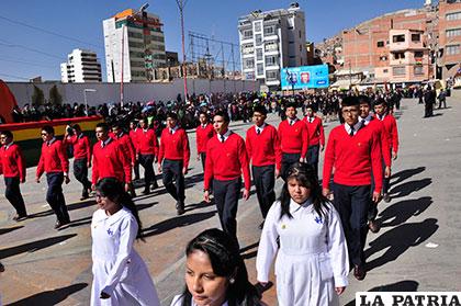 Estudiantes de la promoción del colegio Jesús María en su paso por el altar patrio