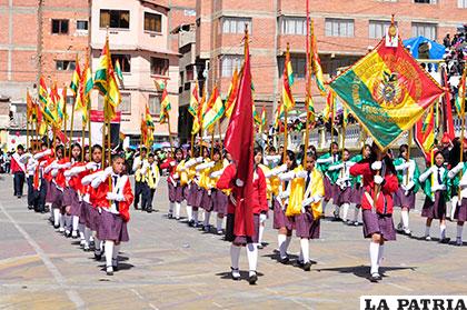 La unidad educativa Alcira Cardona vistiendo con orgullo el rojo, amarillo y verde