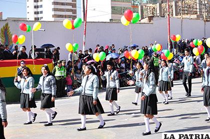 Justo al pasar por al altar patrio los alumnos del 