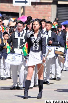 Brillante fue la participación de Patricia Castro al frente de la banda del colegio Americano