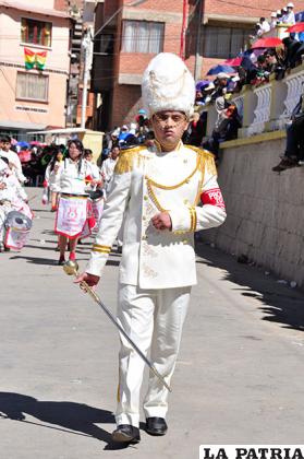 El guaripolero del colegio Bolivia Japón, Fabricio Pereira, durante su paso por la explanada de la Avenida Cívica 