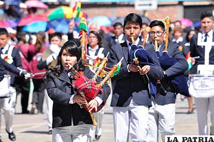 La banda del colegio Americano al son de las gaitas presentes en el desfile escolar