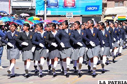 El paso singular de las alumnas del Oruro Ottawa en el desfile escolar