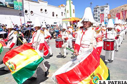 La fuerza de los bombos marcó el paso de la banda de la unidad educativa Jesús de Nazareth