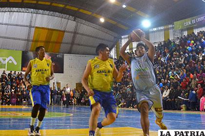 Jairo Sanjinez ingresa a zona contraria para anotar en favor de CAN