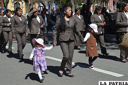 Algunas mujeres tuvieron que desfilar con sus hijos