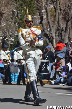 Guaripolero de la banda estudiantil del colegio Mariscal Sucre