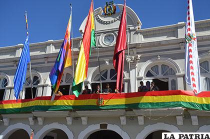 Fachada de la Gobernación de Oruro con el rojo, amarillo y verde