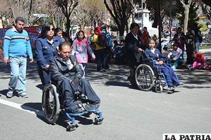 Personas con discapacidad presentes en el desfile cívico