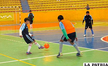 El preseleccionado realiza sus entrenamientos en el Palacio de los Deportes