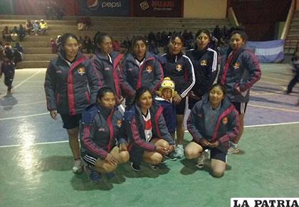 El plantel de Mallcoca, campeón de torneo de básquetbol
