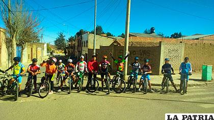 Los ciclistas participantes en el punto de partida