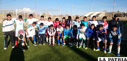Integrantes de la selección orureña Sub-13 junto al entrenador Michael Mamani