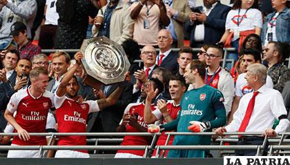 Los integrantes del Arsenal celebran el título de la Supercopa con la bandeja de campeones en alto
