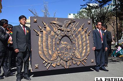 Nuestro escudo nacional junto a trabajadores de la Gobernación de Oruro