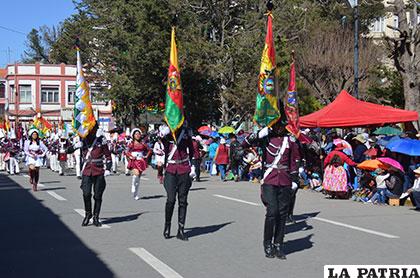 Los estandartes de la unidad educativa Carmen Guzmán de Mier