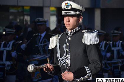 Elegancia en el guaripolero del colegio nacional Simón Bolívar