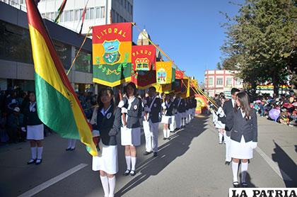 Estandartes representan los departamentos con los que nació Bolivia