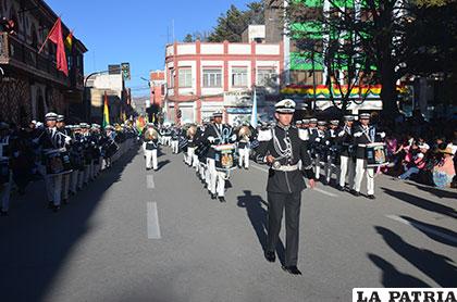 La gente esperó para ver la banda del colegio Simón Bolívar