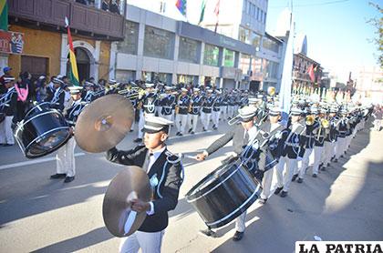 Platillos, bombos y trompetas que rindieron melodías para celebrar a Bolivia