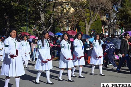 Señoritas del liceo Oruro en su paso por la plaza 10 de Febrero
