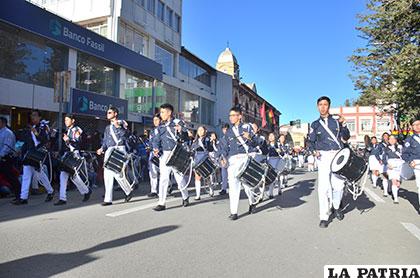 Al son de la banda del colegio Anglo Americano, los estudiantes rindieron su homenaje a Bolivia