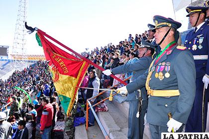Momento en que autoridades militares y conscriptos de los diferentes regimientos juran lealtad a la bandera boliviana