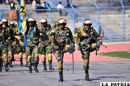 La gallardía en cada paso fue demostrado en el desfile que realizaron los miembros de las Fuerzas Armadas