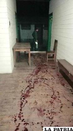 La sangre en uno de los pasillos donde dispararon al policía