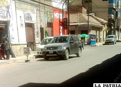 El motorizado mal estacionado