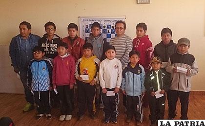 Ajedrecistas ganadores de la competencia, fueron premiados por categorías