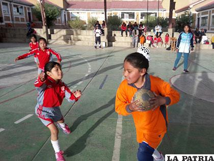 Las niñas del colegio Juan Pablo, mostraron un buen nivel en el handball