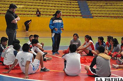 Chilaca, brinda instrucciones a los deportistas seleccionados