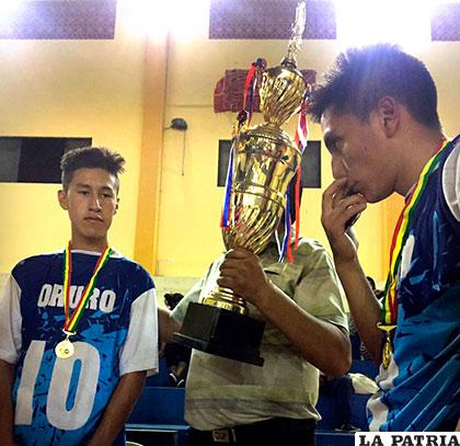 Yderf Yucra y Jairo Thomas, 
reciben el trofeo de campeón