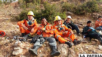 Voluntarios de Oruro toman un pequeño respiro para luego continuar con la labor