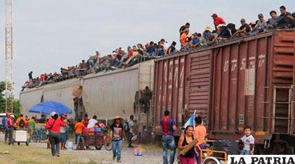 El libro muestra los problemas que tienen los mexicanos para pasar la frontera