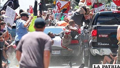 Momento en el vehículo irrumpe contra un grupo de personas en Charlottesville (Virginia, EE.UU.)