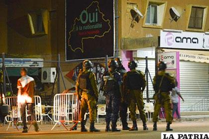 Policías desplegados en las calles de Ouagadougou, Burkina Faso, tras un ataque