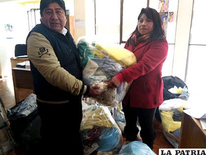 Vilma Ajata (der.) entrega los insumos al alcalde de Soracachi, Oscar Flores