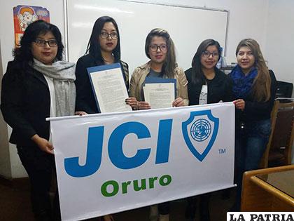 Representantes de JCI Oruro junto a la directora de Sedeges tras firmar el convenio
