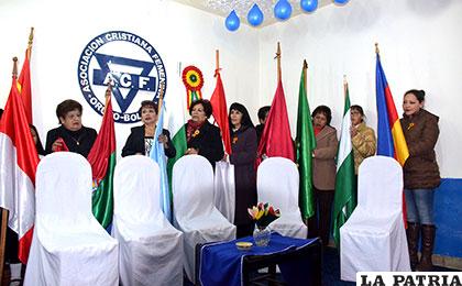 Las damas de la ACF Filial Oruro realizaron una sesión de honor por las fiestas patrias