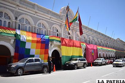 Banderas de gran tamaño en el frontis de la Gobernación de Oruro