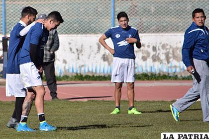 Suárez se retira del campo de juego por lesión