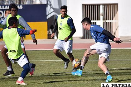 Suárez con el balón, estuvo en el once titular, después salió lesionado