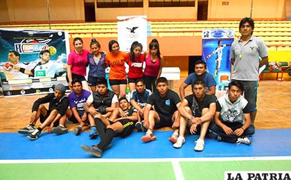 Deportistas orureños que practican el handball