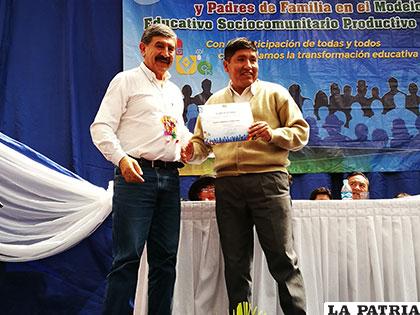 Un millar de padres de diferentes municipios recibieron su certificado de participación